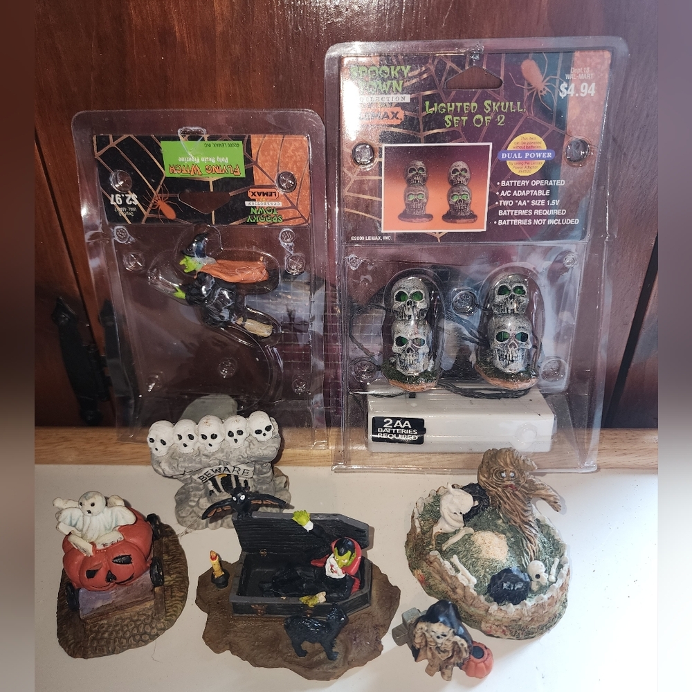 Halloween Figurine Set with Skulls, Pumpkins, Witch, Dracula, etc.